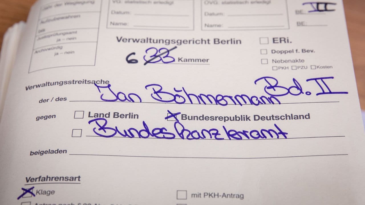 Das Verwaltungsgericht Berlin verhandelt über die Klage des Satirikers Jan Böhmermann gegen Bundeskanzlerin Angela Merkel.