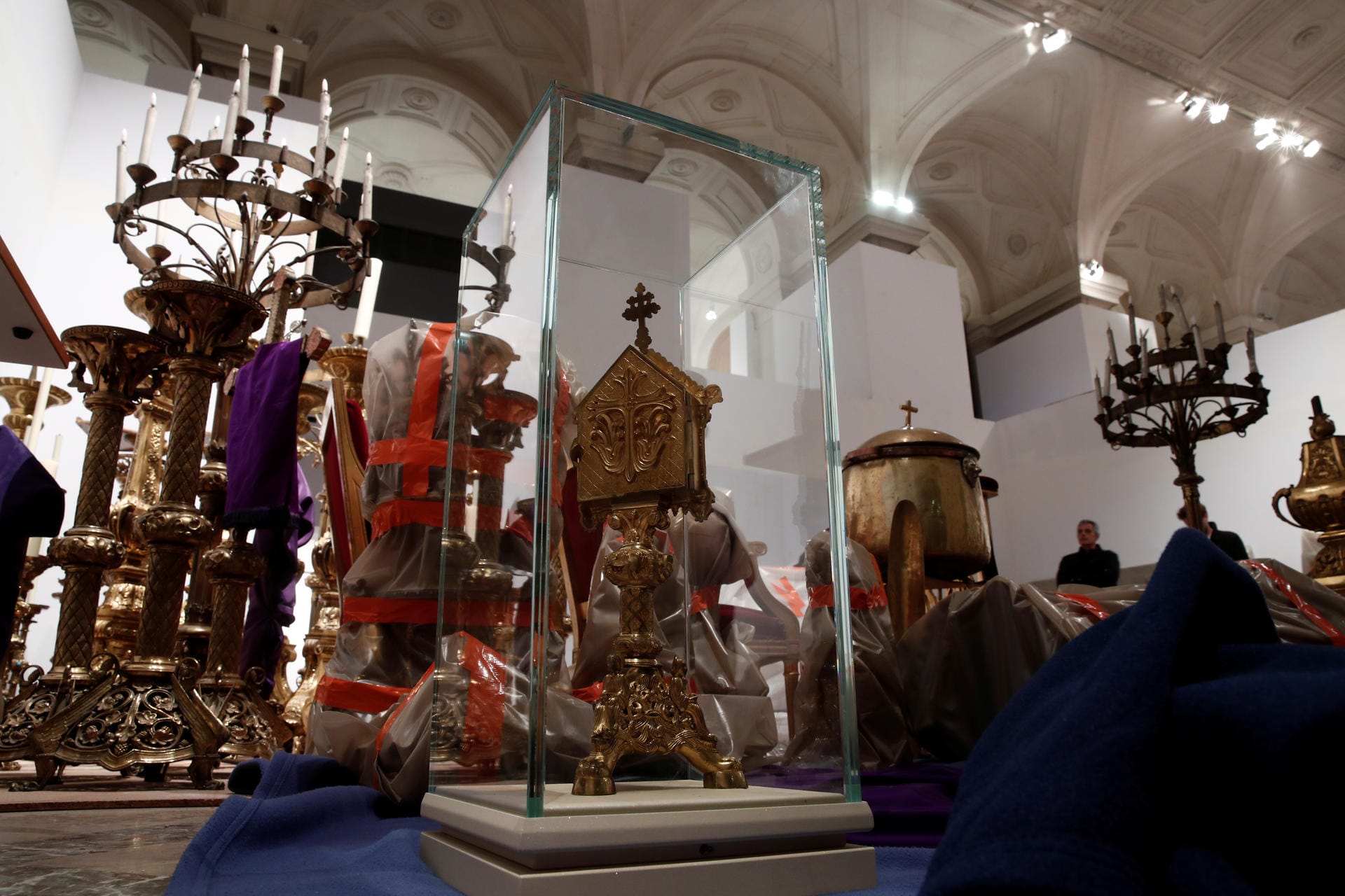 Kunstwerke aus Notre-Dame: Die geretteten Stücke aus Notre-Dame waren in Transportfahrzeugen von der beschädigten Kirche in das Pariser Rathaus gebracht worden.