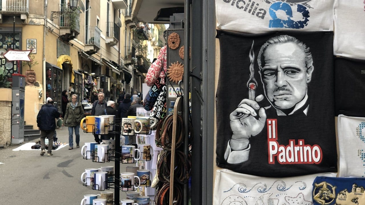 Ein Souvenir-Geschäft auf Sizilien wirbt mit dem Konterfei von Marlon Brando als Mafia-Boss Don Vito Corleone im Film "Der Pate".