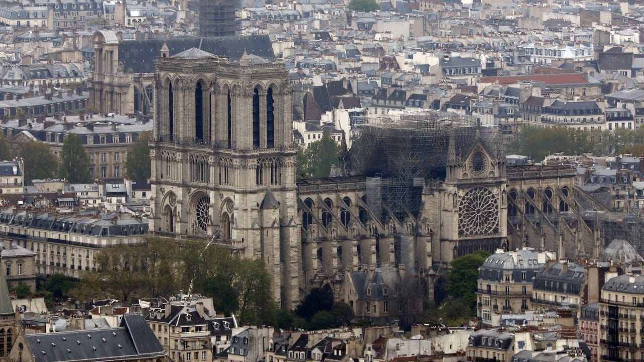 Der Blick vom Bürogebäude Montparnasse auf die ausgebrannte Kathedrale Notre-Dame.