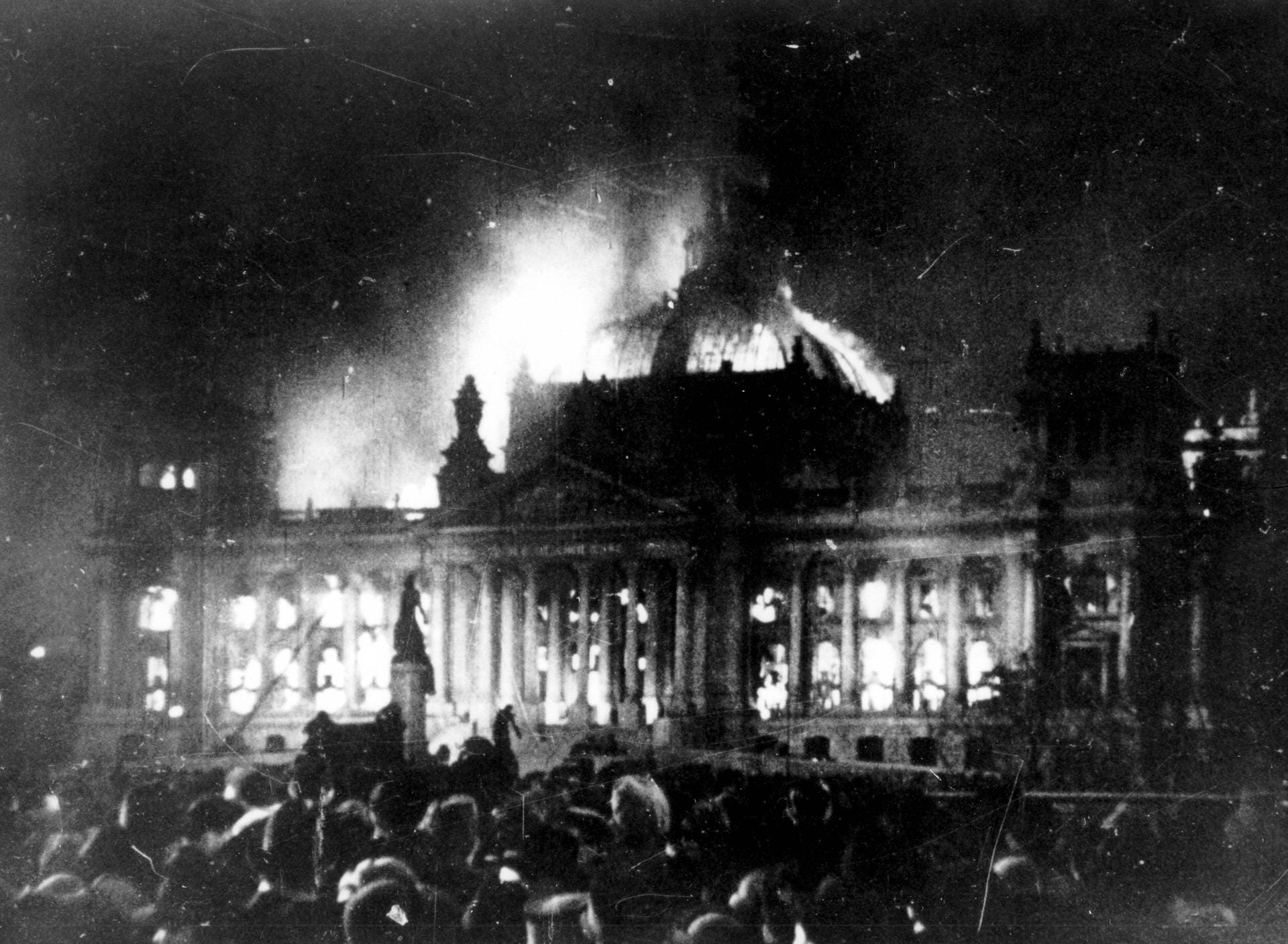 Der Reichstagsbrand 1933 war ein wichtiges Ereignis auf dem Weg zur Diktatur des Nationalsozialismus: In der Folge des Brandes, den die NSDAP politisch ausschlachtete, setzte der Reichspräsident Hindenburg kurz vor der Wahl die Grundrechte außer Kraft. Die Hintergründe des Brandes sind immer noch nicht geklärt.