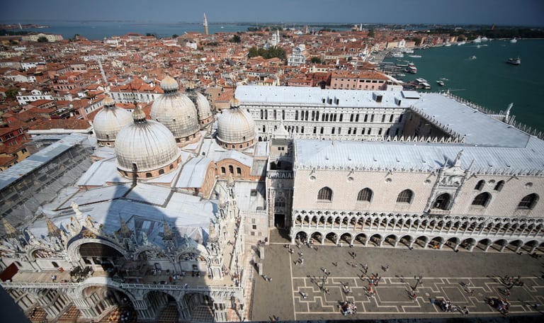 Der Dogenpalast in Venedig entstand im 14. Jahrhundert und brannte in seiner Geschichte gleich mehrfach. Beim dritten Brand 1577 wurden auch Werke berühmter Künstler wie Giovanni Bellini und Tizian.
