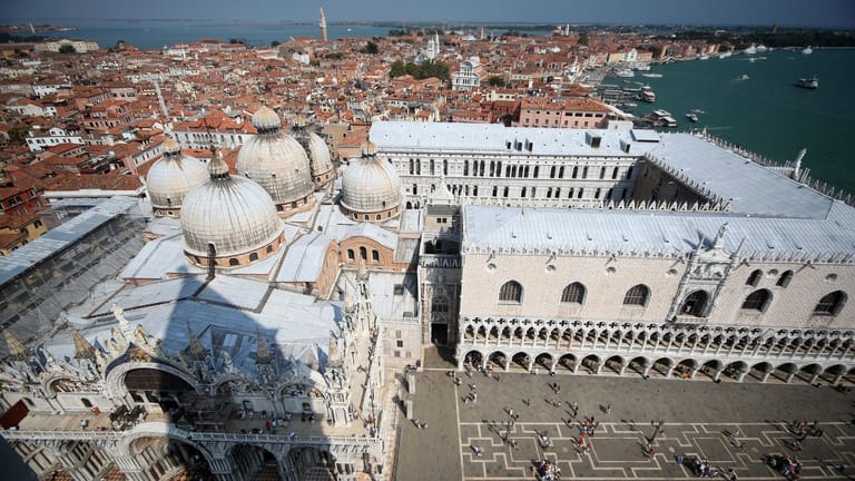 Der Dogenpalast in Venedig entstand im 14. Jahrhundert und brannte in seiner Geschichte gleich mehrfach. Beim dritten Brand 1577 wurden auch Werke berühmter Künstler wie Giovanni Bellini und Tizian.