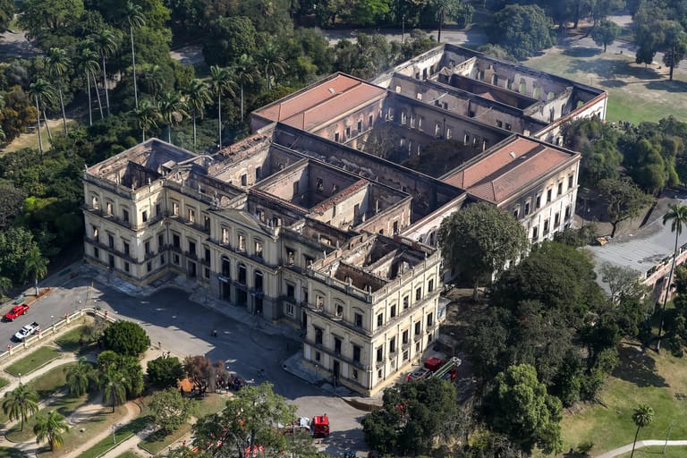 Erst im September 2018 brannte das Nationalmuseum in Rio de Janeiro in Brasilien ab, im Jahr seiner 200-Jahr-Feier. Bei dem Feuer wurden Schätzungen zufolge bis zu 90 Prozent der Sammlungsstücke zerstört.