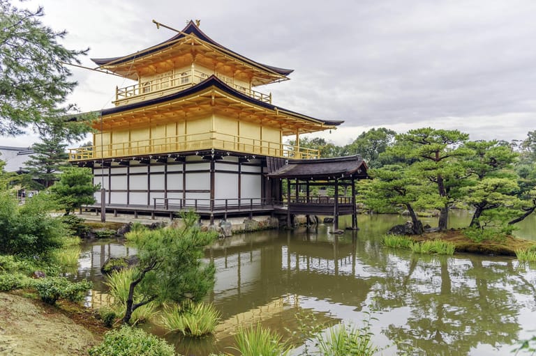 Der buddhistische Tempel Kinkaku-ji in Kyoto in Japan, dessen obere Stückwerke mit Gold überzogen sind, ist ein Wahrzeichen der alten Kaiserstadt. Im 15. Jahrhundert brannten benachbarte Gebäude ab. Im Jahr 1950 legte ein Mönch im Tempel Feuer. Eine Statue des Herrschers Ashikaga Yoshimitsu wurde zerstört.