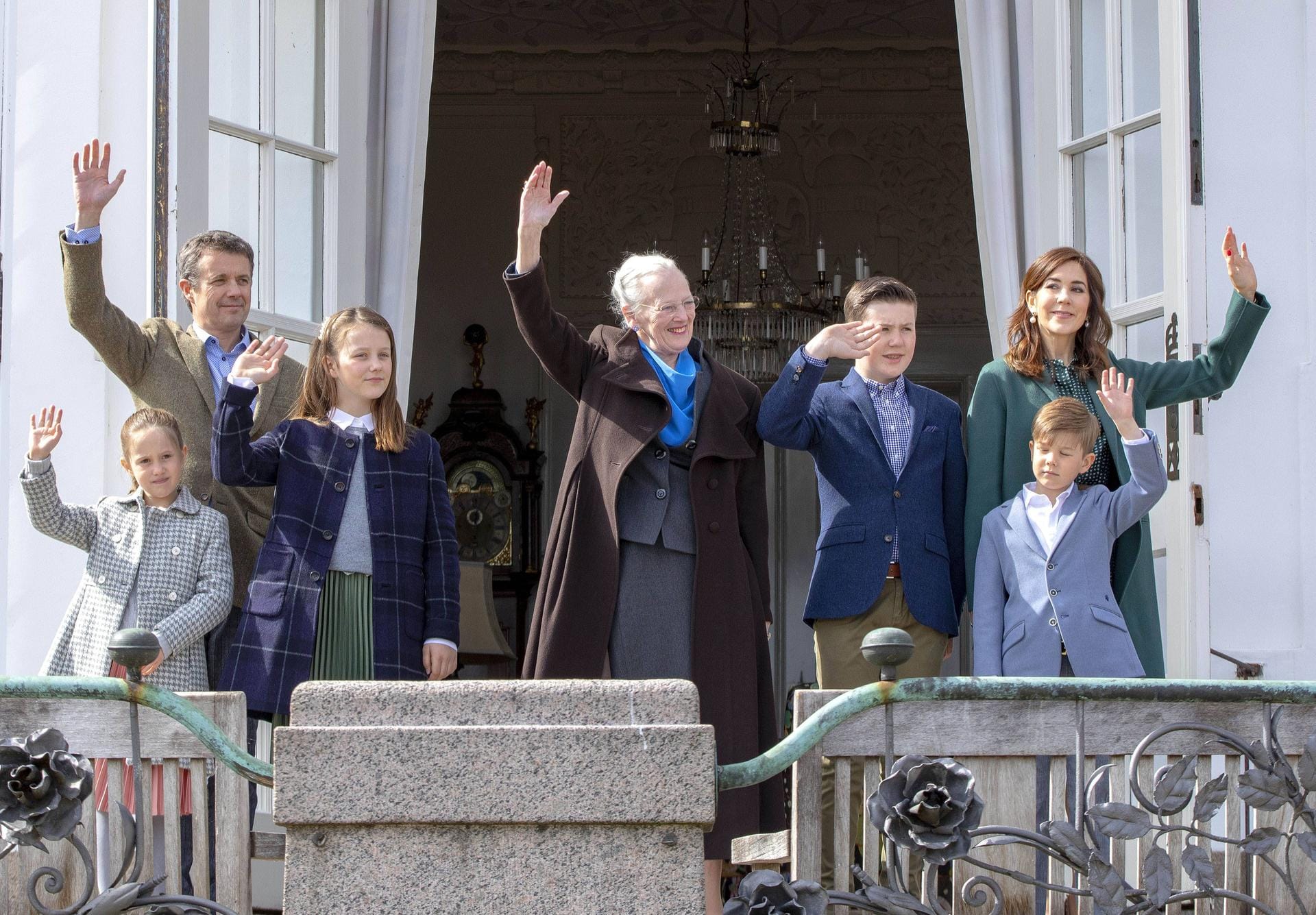 Zum Geburtstag der Königin versammelt sich die ganze Familie auf dem Balkon.