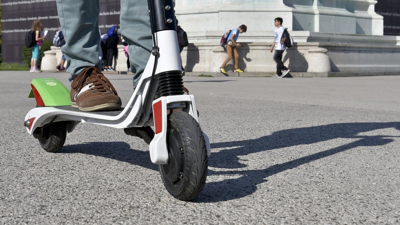 In Österreich werden Elektro-Tretroller rechtlich wie Fahrräder behandelt und dürfen daher nicht auf dem Gehweg fahren.