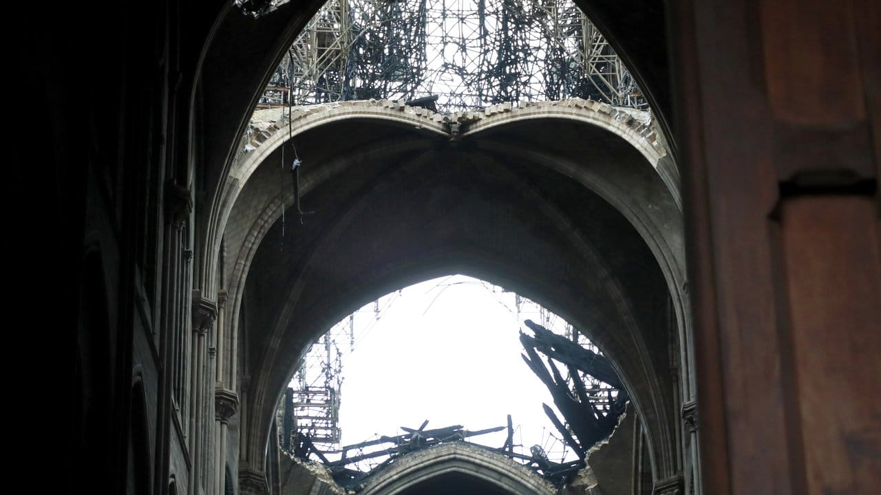 Notre-Dame von innen: Der Dachstuhl der weltberühmten Kathedrale ist weg.