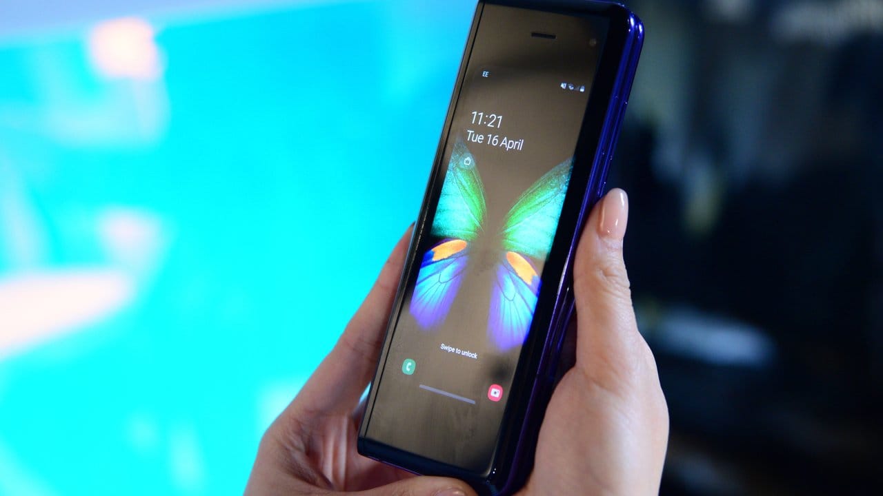 Ein kleineres, eher schmales und hohes Display auf der Außenseite gibt Nutzern die Möglichkeit, das Galaxy Fold wie ein ganz normales Smartphone zu nutzen.