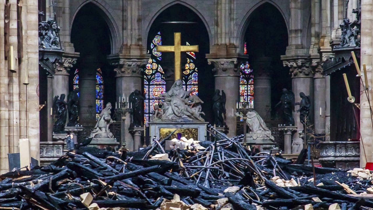 Trümmerteile und verkohlte Holzbalken liegen im Inneren der Kathedrale Notre-Dame.