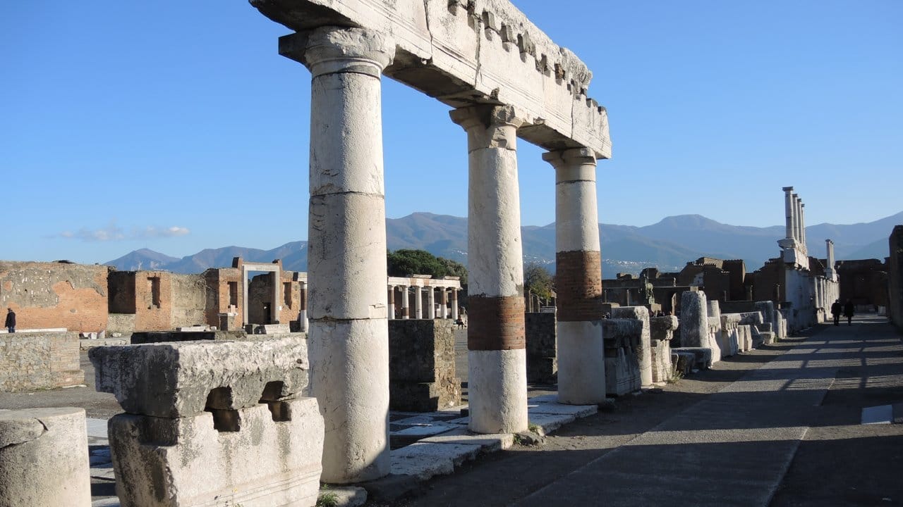Überreste des früheren Forums der antiken Stadt Pompeji im Archäologischen Park Pompeji.