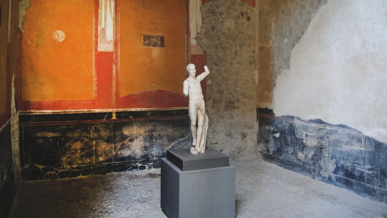 Die Statue des Priapus in einem Haus im Archäologischen Park Pompeji.
