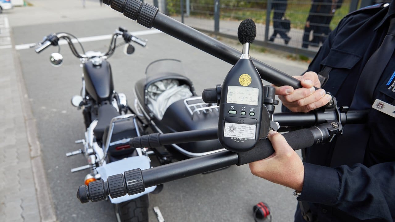 Mit Schallpegelmessgeräten geht die Hamburger Polizei gegen brüllend laute Autos und Motorräder vor.