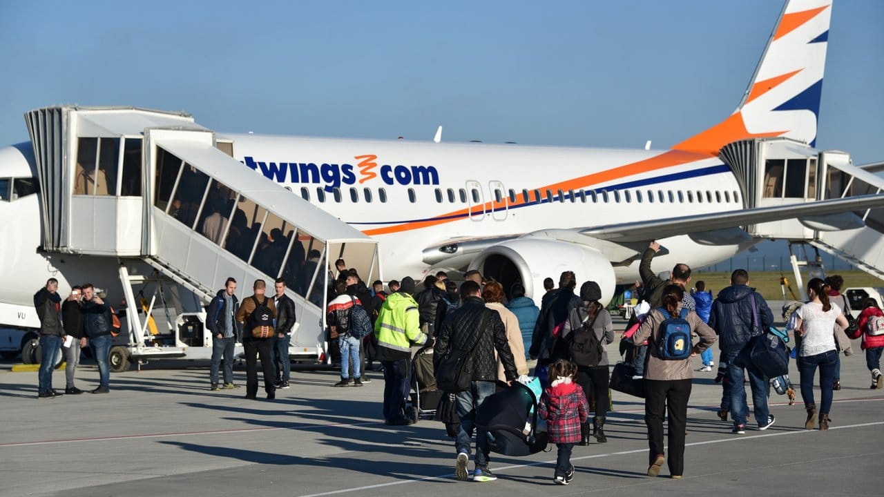 Freiwillige Ausreise: Abgelehnte Asylbewerber aus Albanien und dem Kosovo gehen auf dem Kassel-Airport in Calden zum Flieger.