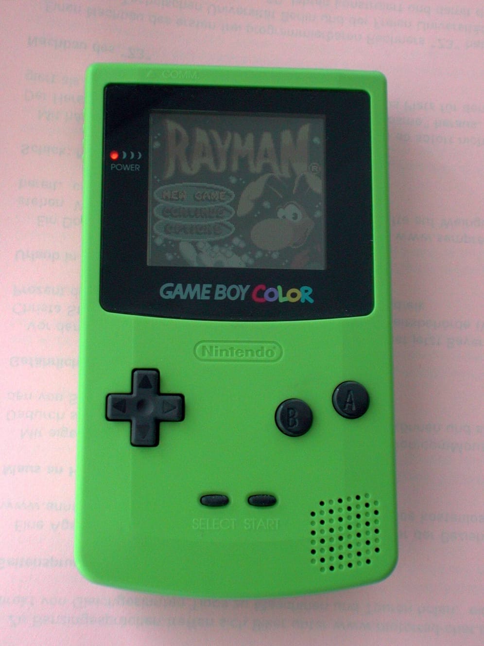 Der Game Boy Color von 1998 war Nintendos erste Handheld-Konsole mit Farbbildschirm: Knapp 56 Farben aus einer Palette von etwa 32.000 Farben konnte das Gerät darstellen. Als Auflösung nennt Nintendo 160 zu 140 Pixel. Beim Game Boy waren es 160 zu 144 Pixel. Neu war neben mehr Rechenleistung auch eine Infrarotschnittstelle. Dadurch konnten Spieler bei einigen Games Daten miteinander austauschen.