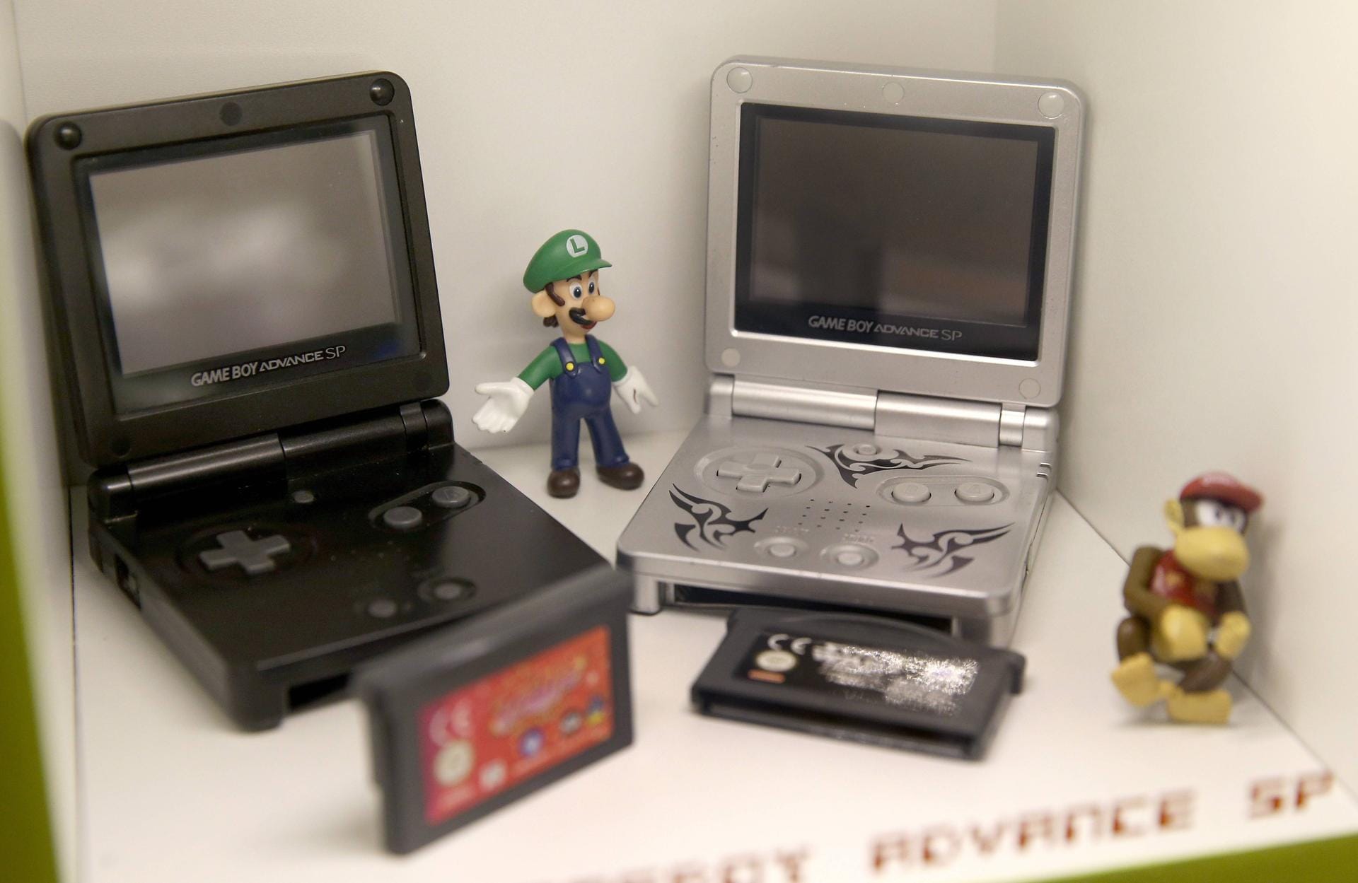 Der Game Boy Advance SP war die erste überarbeitete Version des Game Boy Advance. Im Vergleich zum Vorgänger ließ sich der SP zusammenklappen und ließ sich so platzsparend in die Tasche stecken. Auch hatte der SP einen Akku verbaut, statt wie bisher Batterien zu nutzen. Und: Nintendo stattete den SP mit Hintergrundbeleuchtung aus.
