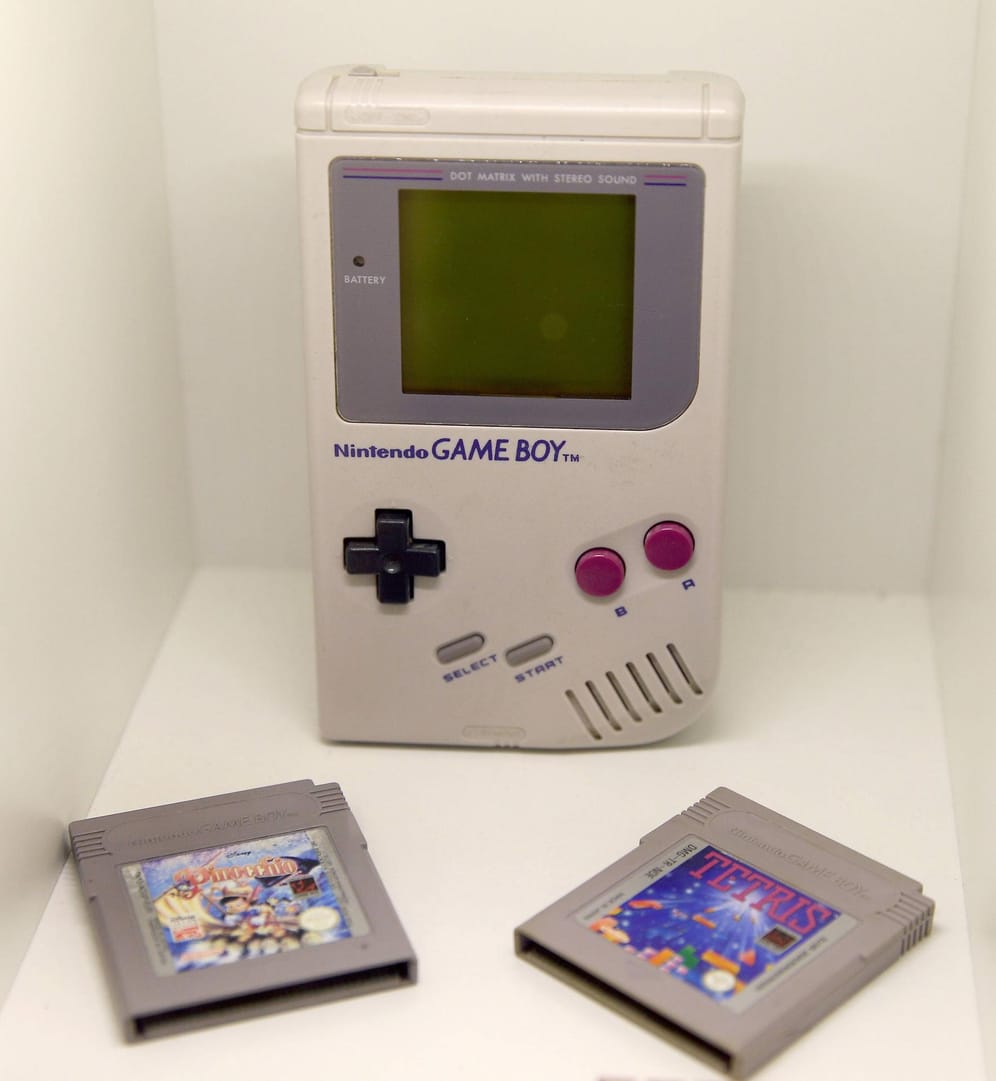 Der erste Game Boy erschien am 21. April 1989 in Japan. In Europa folgte das Gerät am 28. September 1990. Die 8bit-Handheld-Konsole hatte einen grün-schwarzen Bildschirm, kein Licht und war im Vergleich zur Konkurrenz technisch rückständig.
