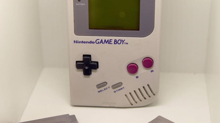 Der erste Game Boy erschien am 21. April 1989 in Japan. In Europa folgte das Gerät am 28. September 1990. Die 8bit-Handheld-Konsole hatte einen grün-schwarzen Bildschirm, kein Licht und war im Vergleich zur Konkurrenz technisch rückständig.