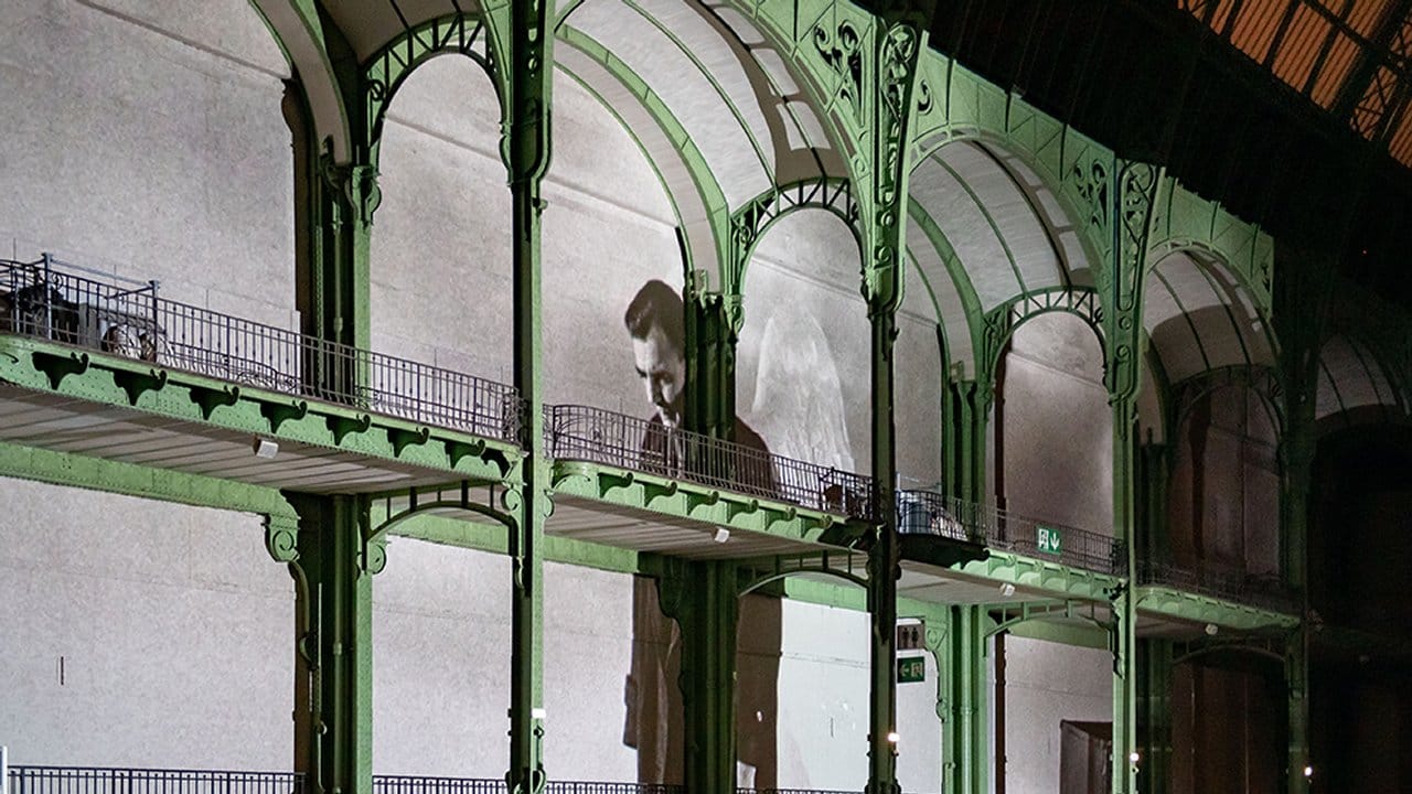 Szene aus Wim Wenders' "Der Himmel über Berlin" im Pariser Grand Palais.