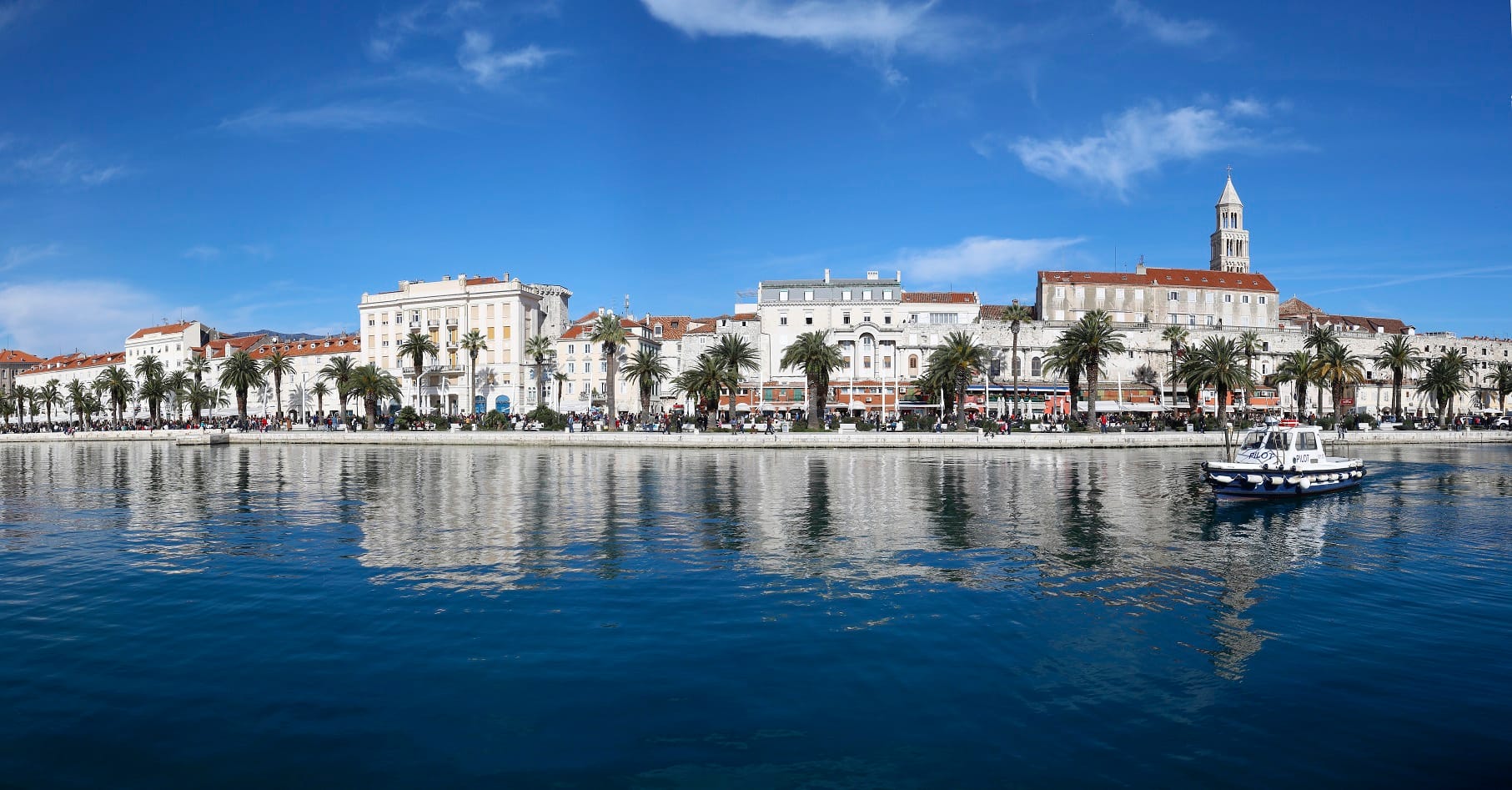 Blick über die Stadt Split vom Meer aus.