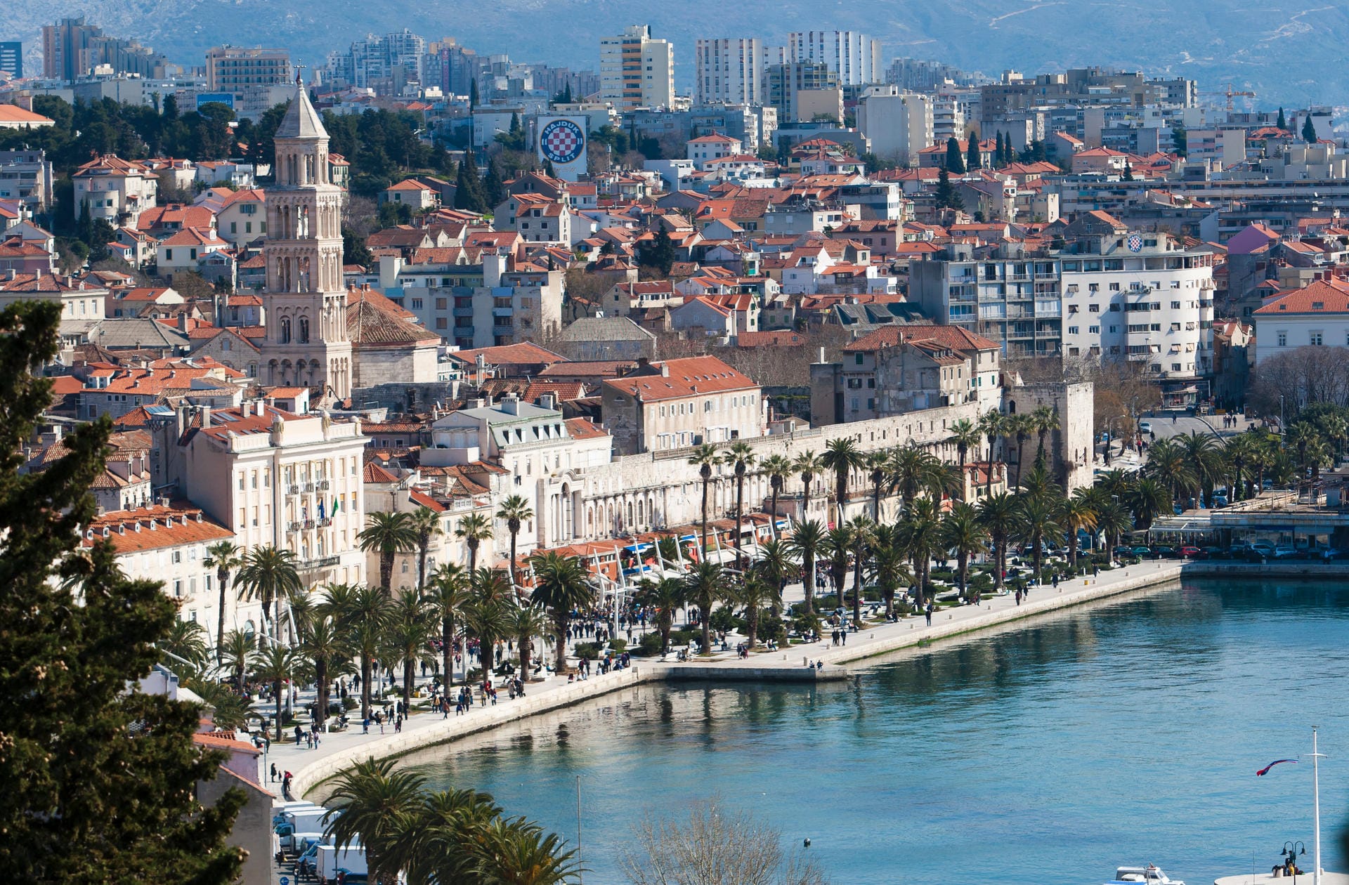 Uferpromenade von Split mit Kathedrale des Hl. Domnius.