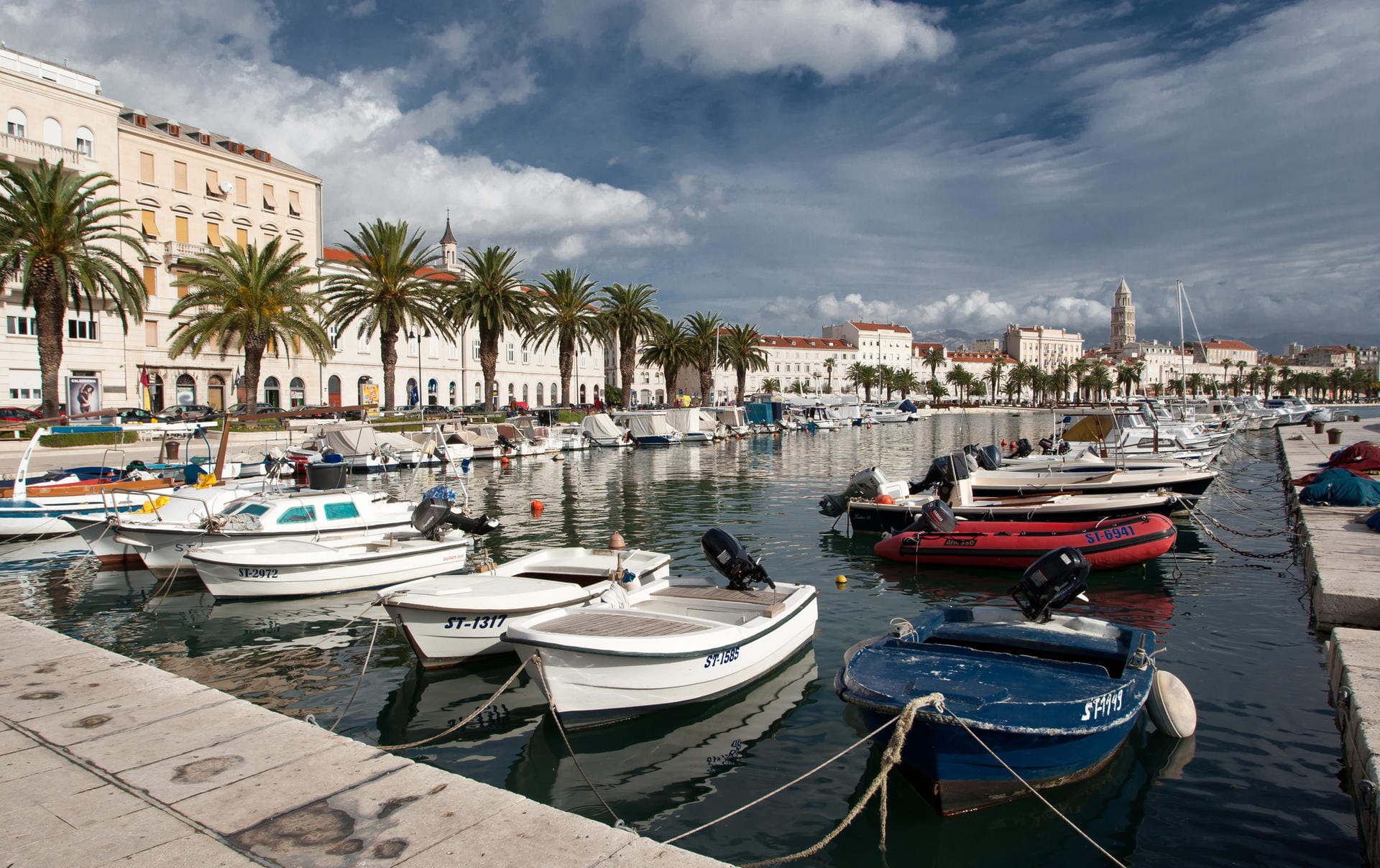 Panoramablick über die Uferpromenade von Split.