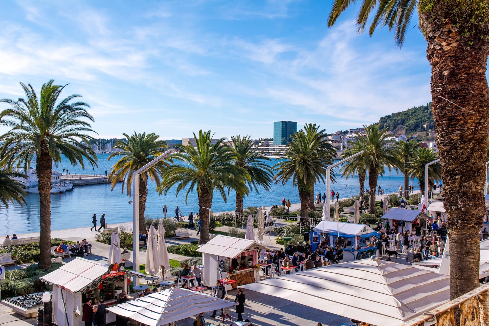 Auf der schönen Uferpromenade von Split bieten sich tolle Ausblicke auf den Hafen und die glitzernde Adria.