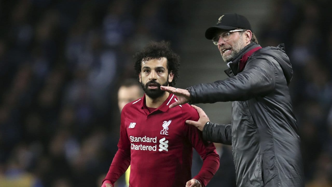 Liverpools Trainer Jürgen Klopp (r) gibt Torjäger Mohamed Salah Anweisungen.