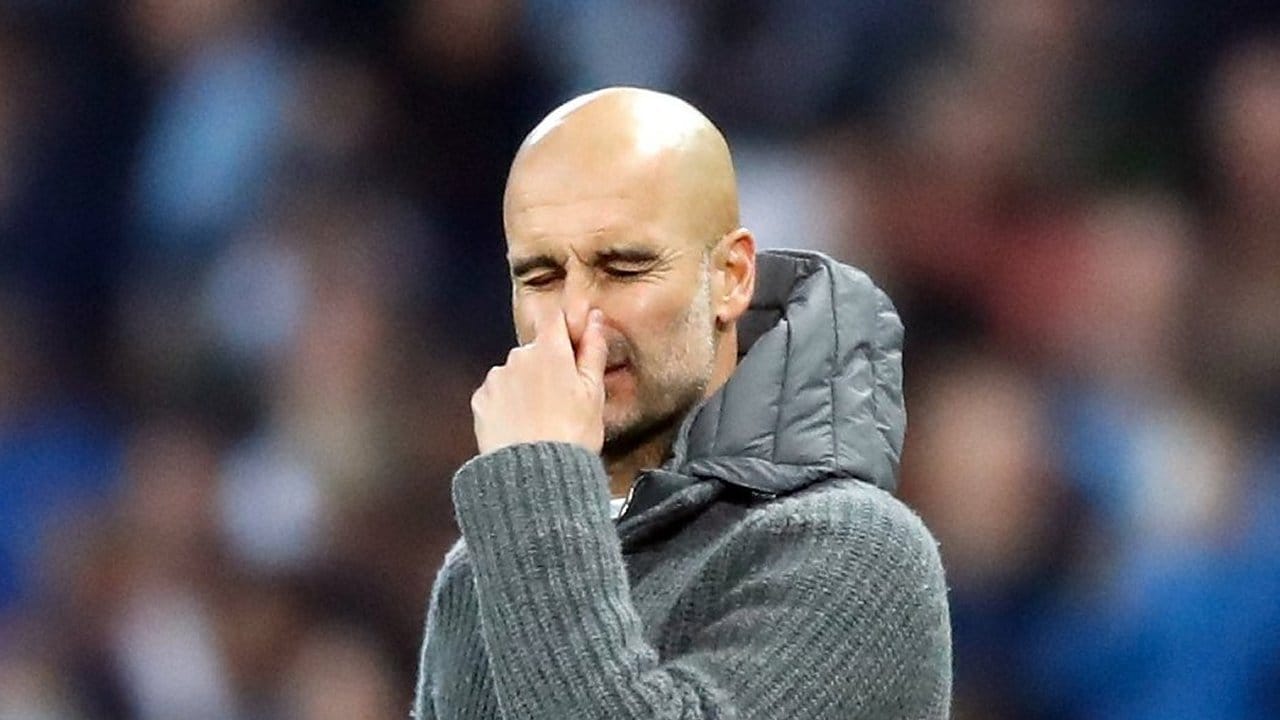 Der 4:3-Sieg über Tottenham reicht nicht: Manchester Citys Trainer Pep Guardiola fasst sich an die Nase.