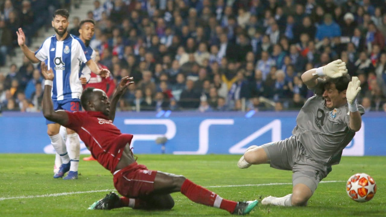 Liverpools Sadio Mane (l) erzielt gegen Porto-Torhüter Iker Casillas das Tor zur 1:0-Führung.