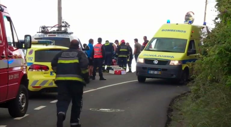 Screenshot aus einem Video. Die Rettungsdienste versuchen, von dieser Straße aus zu helfen.