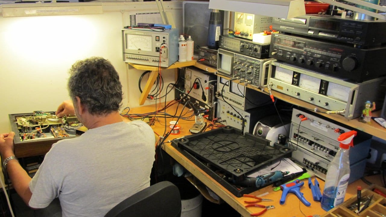 Hi-Fi-Restaurator Armin Kahn bei der Arbeit.