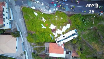 Luftaufnahme von der Unglücksstelle: Der Bus ist am Mittwochabend eine Böschung heruntergekracht. Erst an einem Wohnhaus kam er zum Stehen.