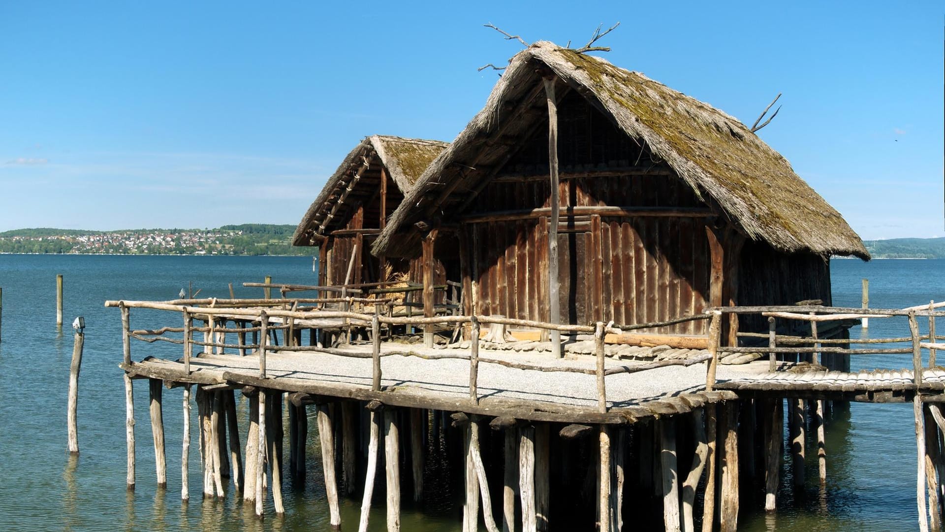 Pfahlbauten in Unteruhldingen: Bereits 1922 eröffnete in der Nähe des Fundorts von Überresten steinzeitlicher Häuser am Bodensee ein Freilichtmuseum mit Nachbauten.