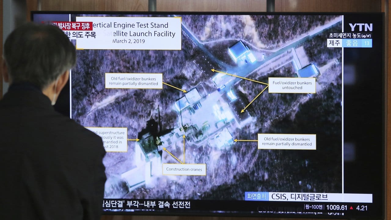 Berichterstattung in Südkorea: Auf dem Bildschirm ist eine nordkoreanische Testanlage für Raketenantriebe zu sehen.