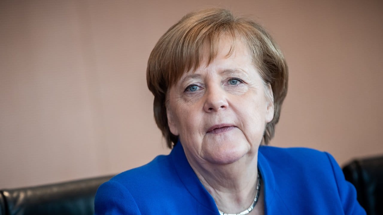 Angela Merkel erweist ihrer verstorbenen Mutter die letzte Ehre.