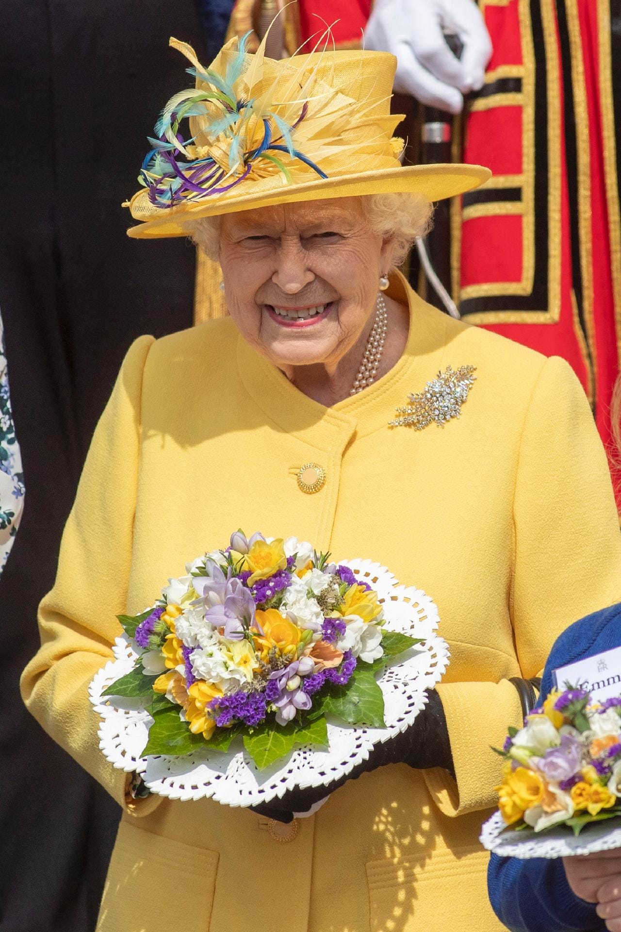 Für diesen Auftritt entschied sich die Queen für ein gelbes Outfit.