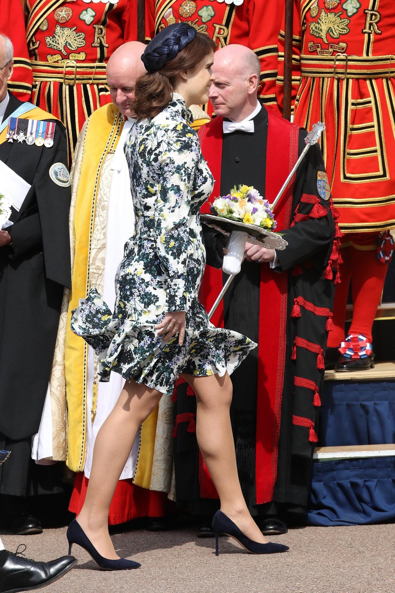 Prinzessin Eugenie wählte ein weißes Kleid mit einem marineblauen Blumenmuster.