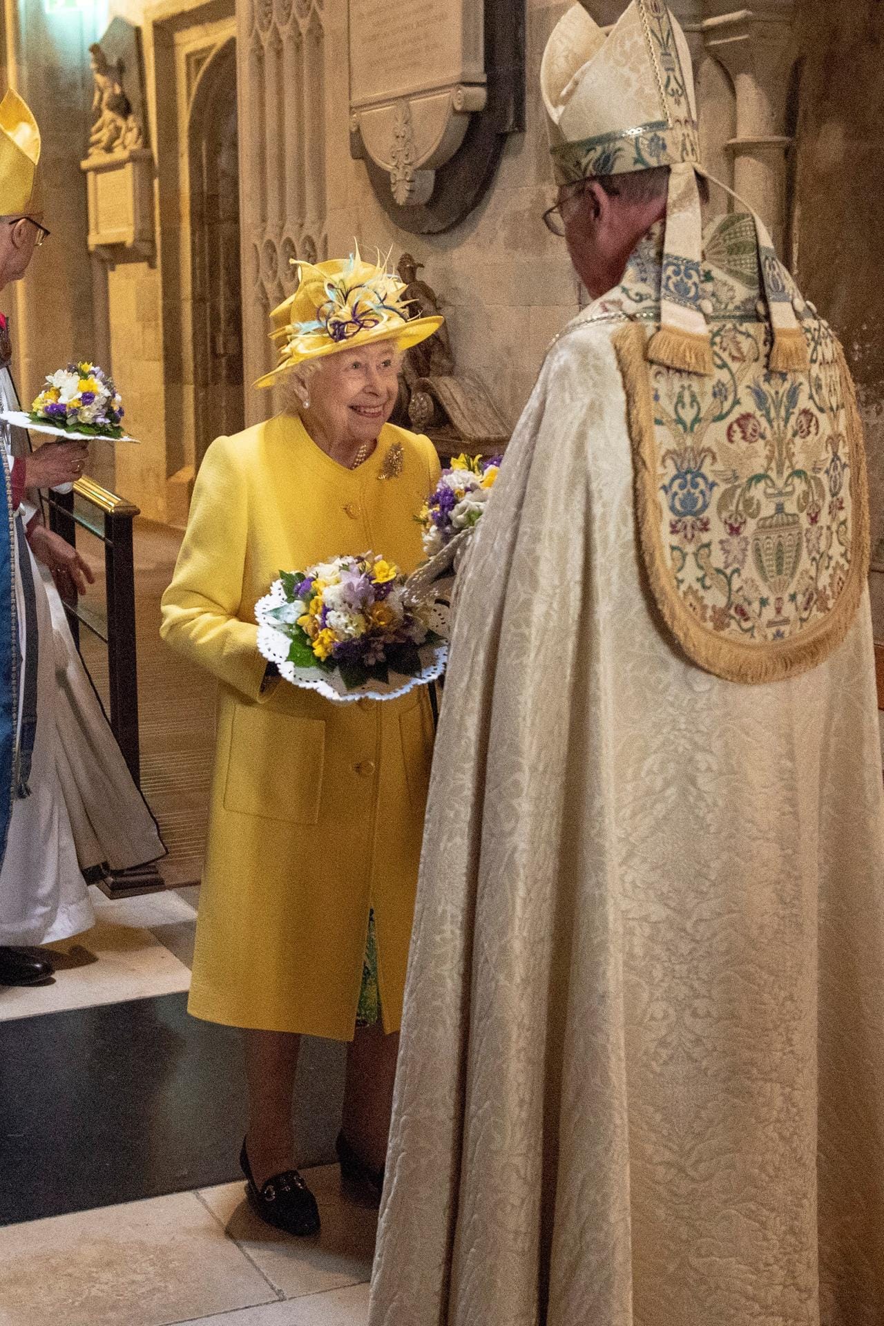 In diesem Jahr verteilte die Monarchin Beutelchen im Wert von 93 Pence an 93 Frauen und Männer, die zum Gottesdienst in die St.-George's-Kapelle in Windsor gekommen waren.