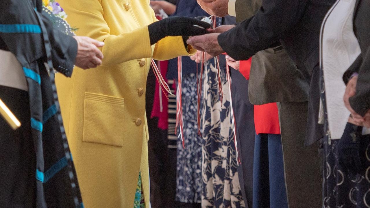 Gemeinsam verteilten sie traditionell an Gründonnerstag beim Royal Maundy Service Geschenke.