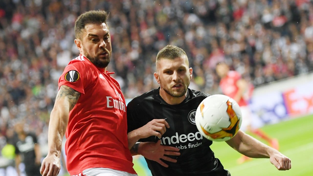 Frankfurts Ante Rebic (r) schirmt den Ball vor Benfica-Routinier Jardel ab.
