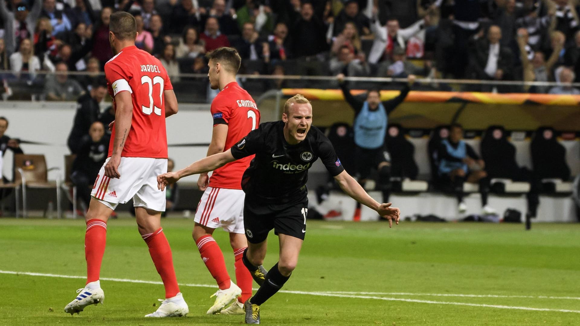 Frankfurter Rundschau: "Der Traum geht weiter! Langsam wird einem Eintracht Frankfurt echt unheimlich. Der hessische Bundesligist spielt weiterhin im Konzert der Großen der Branche mit. Benfica Lissabon hat selbst ein Zwei-Tore-Polster gegen die wie entfesselt und mitreißend auftretenden Frankfurter nicht gereicht. Baku, der Ort des Finales am 29. Mai, rückt immer näher."