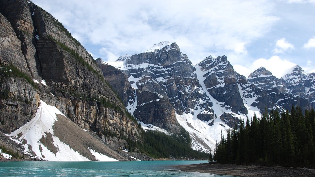 Schneebedeckte Berge im Banff-Nationalpark in der kanadischen Provinz Alberta.