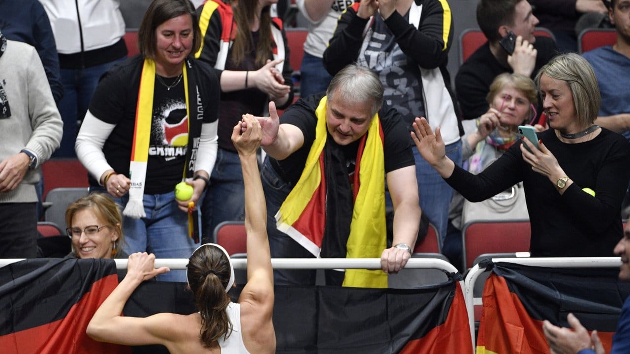 Petkovic lässt sich nach dem Sieg von mitgereisten Fans feiern.