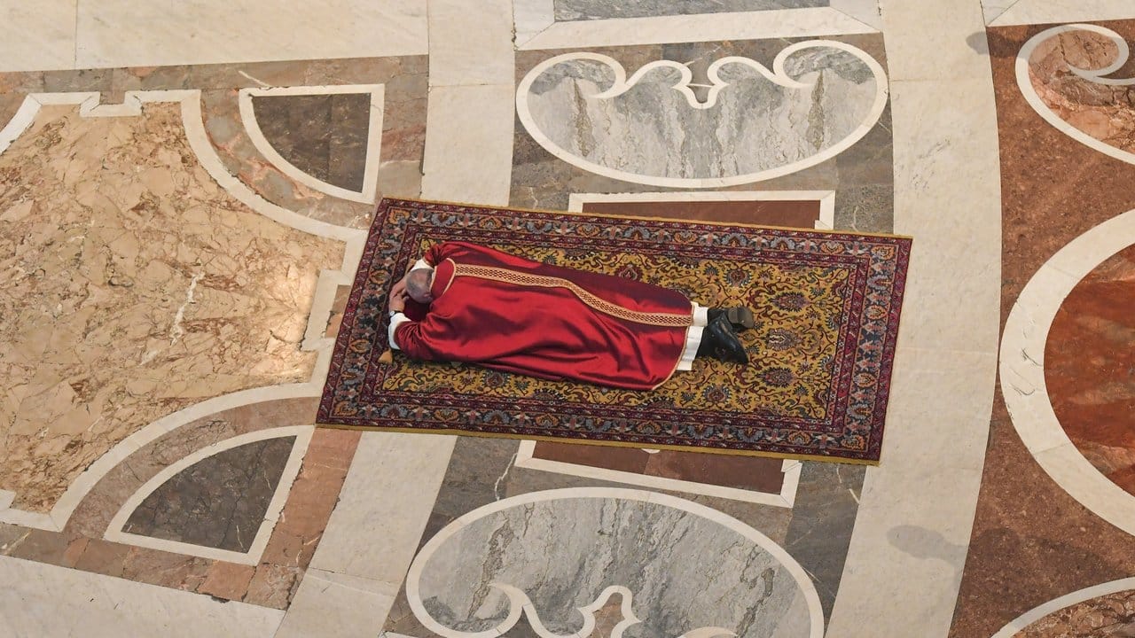 Tief ins Gebet versunken, liegt Papst Franziskus während der Karfreitagsliturgie im Petersdom auf dem Boden.