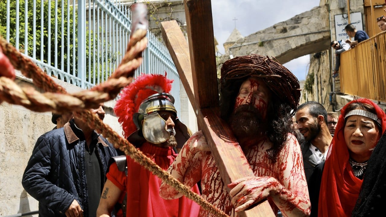 Gläubige stellen in der Via Dolorosa in Jerusalems Altstadt den Kreuzweg nach.