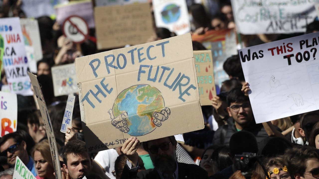 Die "Fridays for Future"-Bewegung fordert ein schnelles Aus für die klimaschädliche Verbrennung von Kohle, Öl und Gas und ein Ende der Subventionen für diese "dreckigen" Energieträger.