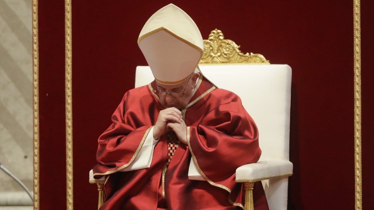 Papst Franziskus feiert im Petersdom die Karfreitagsliturgie.