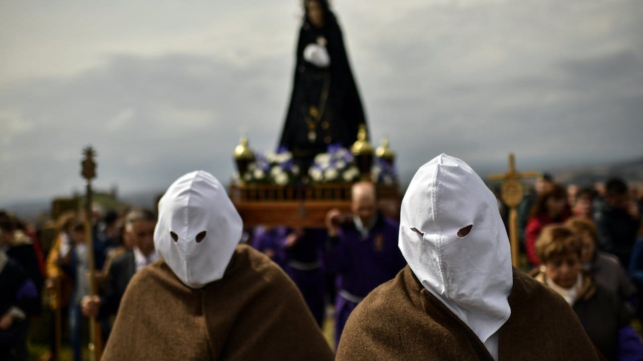 Gläubige, bekannt als Los Picaos, nehmen in der spanischen Stadt San Vicente De La Sonsierra an einem Büßer-Ritual teil.
