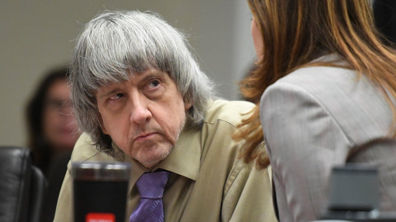 David Turpin, Vater der Kinder, spricht im Gerichtssaal mit seiner Anwältin. David Turpin, Vater der Kinder, spricht im Gerichtssaal mit seiner Anwältin.